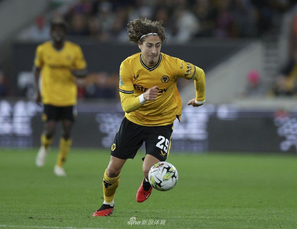 他在中场的 他在中场的